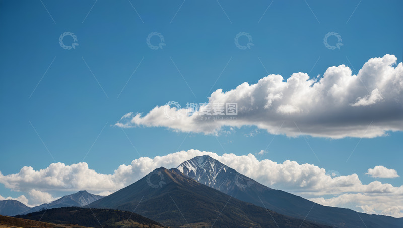 高清大图下载【趣麦麦图】蓝天白云下的巍峨山脉景观