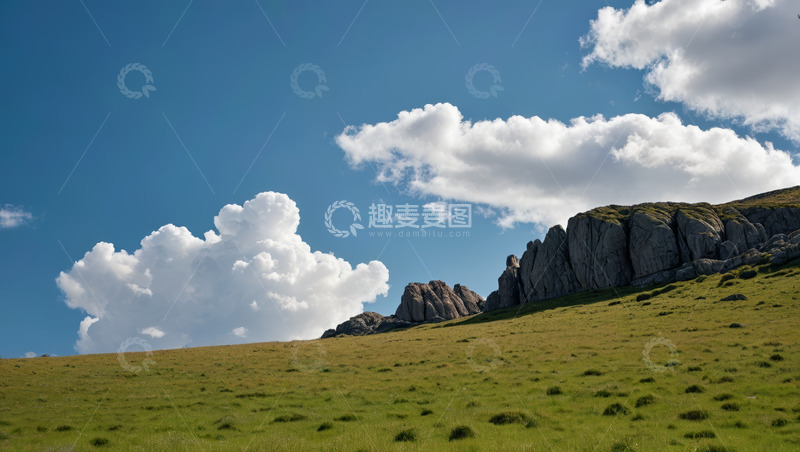 高清大图下载【趣麦麦图】蓝天白云下的草地与岩石景观