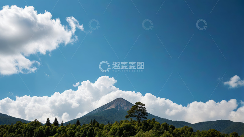 高清大图下载【趣麦麦图】蓝天白云下的山林与远山景观