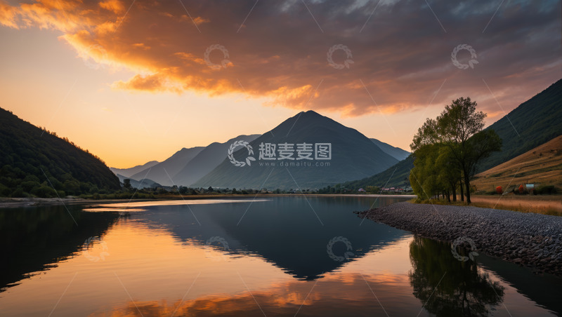 高清大图下载【趣麦麦图】湖边夕阳下的山水自然风光
