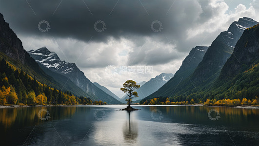 湖景中央孤树与连绵山脉