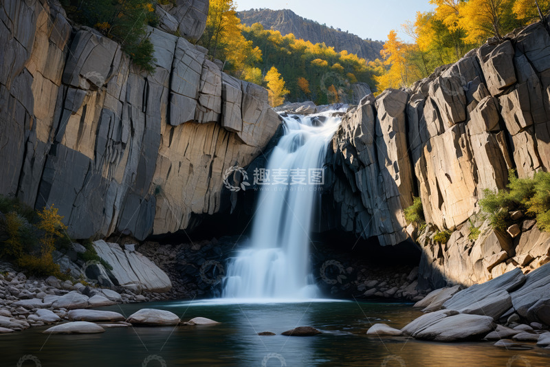 高清大图下载【趣麦麦图】山间瀑布与秋日树林景观