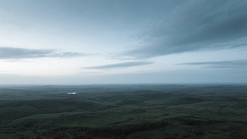 广袤草原黄昏景象