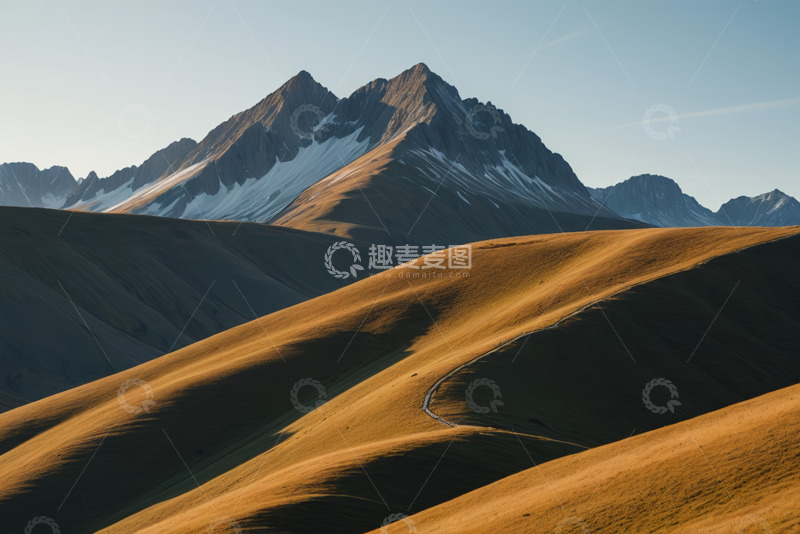 高清大图下载【趣麦麦图】金色山坡与远处雪山风景