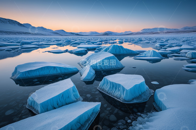 高清大图下载【趣麦麦图】冰面漂浮的冰山自然风光
