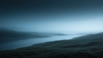 幽蓝湖泊夜色风景画