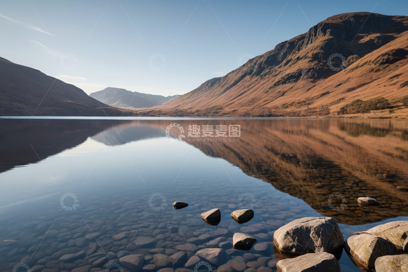 高清大图下载【趣麦麦图】宁静湖泊与远处山峦风景