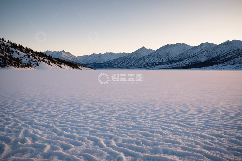 高清大图下载【趣麦麦图】雪覆山脉下的开阔雪地