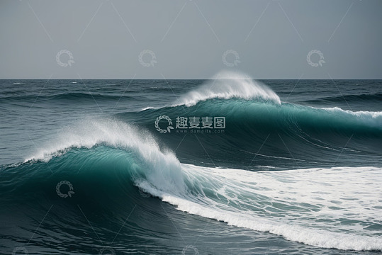 海上翻涌的蓝色波浪
