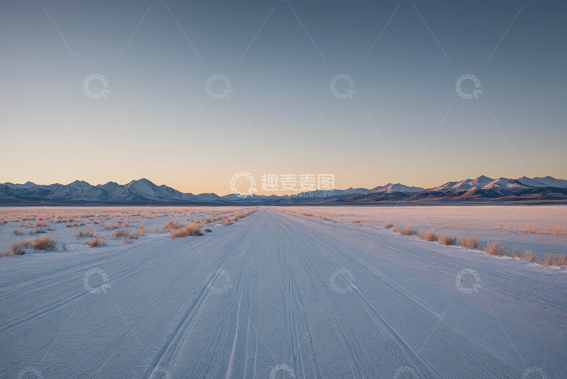 高清大图下载【趣麦麦图】雪地公路与远处山脉景观