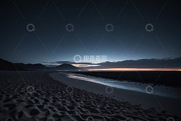 夜晚海滩星空与远山景色