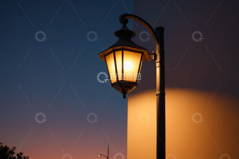高清大图下载【趣麦麦图】黄昏时街道边点亮的复古路灯