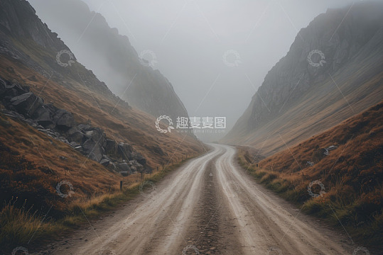 山间雾中蜿蜒的泥土路