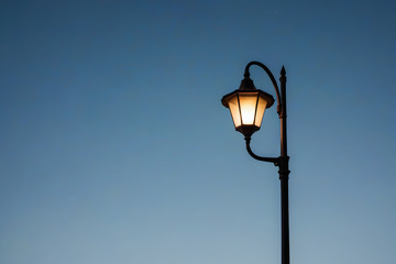 夜幕下的复古路灯