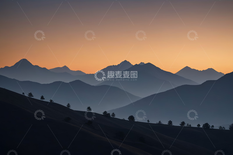 高清大图下载【趣麦麦图】黄昏时分的山脉景观