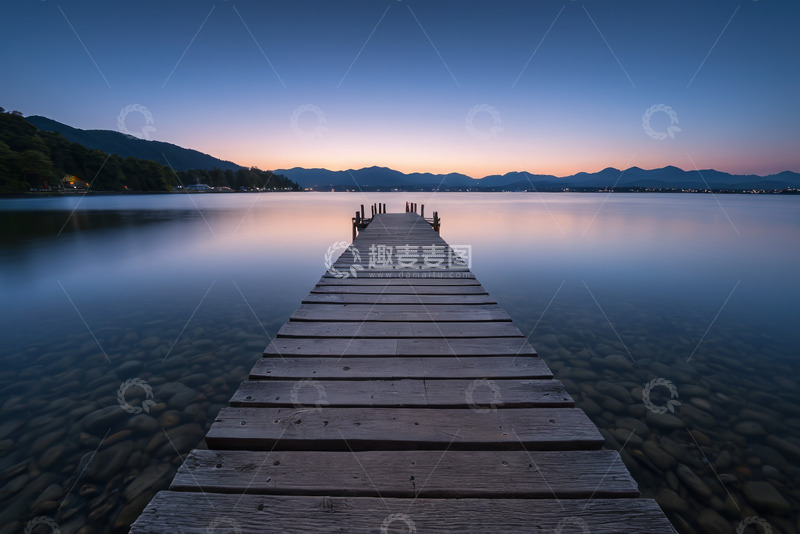 高清大图下载【趣麦麦图】湖畔木质栈桥日落景观