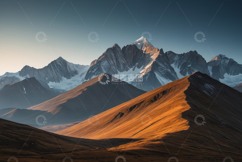 高清大图下载【趣麦麦图】壮丽雪山与起伏山丘风光