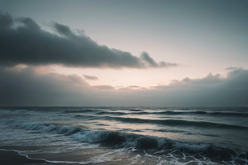 海边黄昏海浪与天空景象