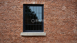 红砖墙面带窗建筑特写