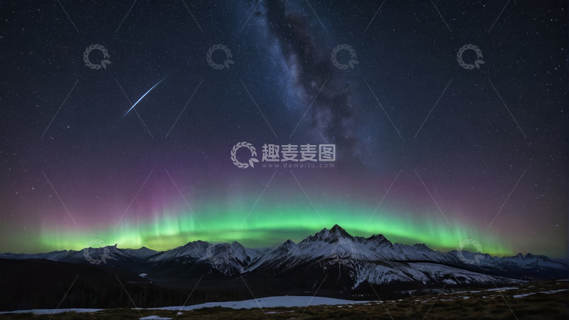 高清大图下载【趣麦麦图】雪山夜空下的极光与流星景观