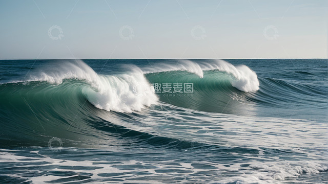 海上翻涌的波浪景象