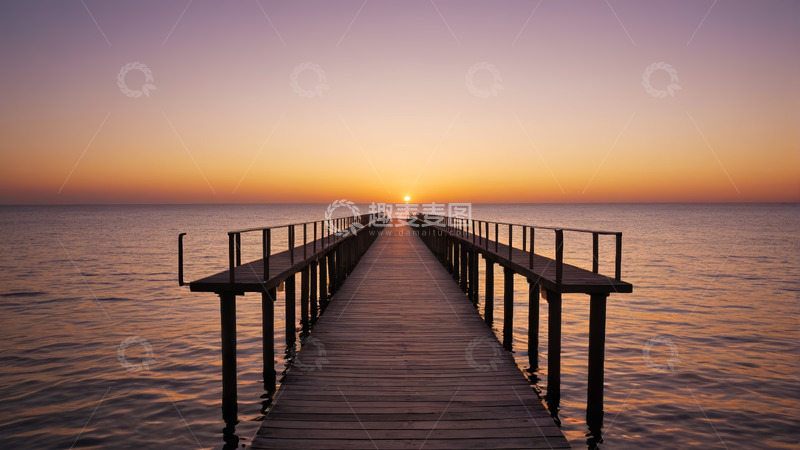 高清大图下载【趣麦麦图】夕阳下延伸至海面的木质码头