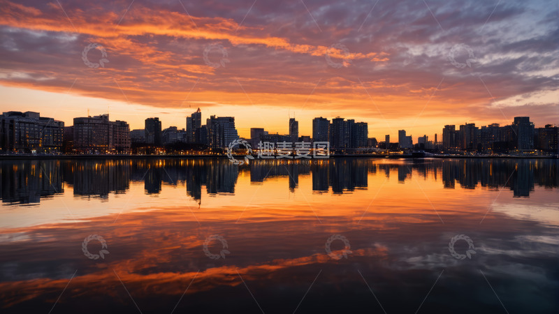 高清大图下载【趣麦麦图】城市黄昏天际线与水面倒影