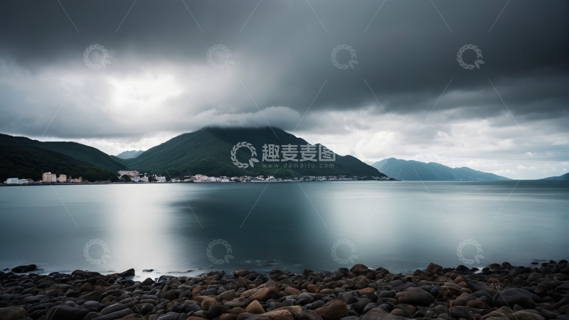 高清大图下载【趣麦麦图】湖边远山与乌云下的宁静风景