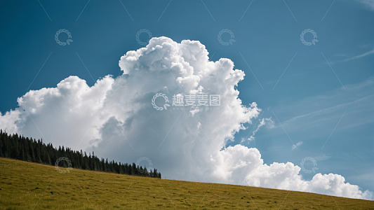草原上空白云蓝天风景