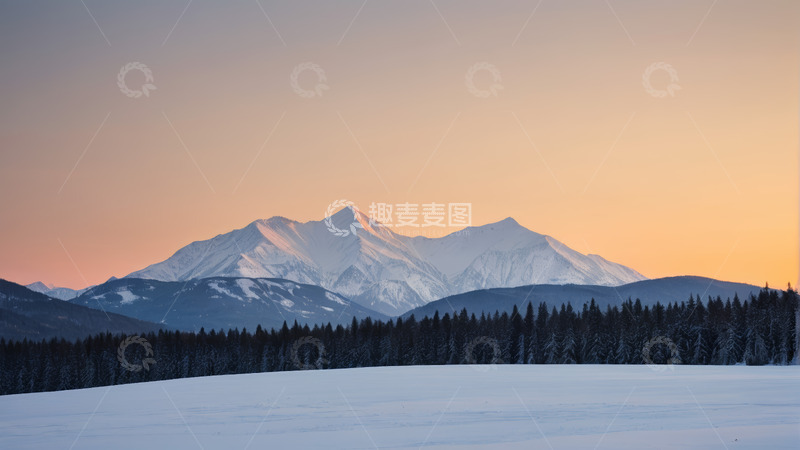 高清大图下载【趣麦麦图】雪覆山脉与森林的黄昏景致