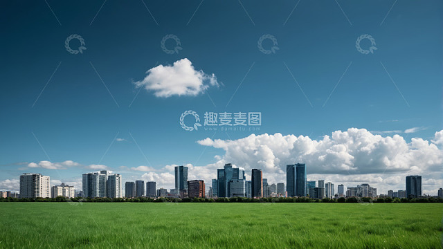 城市高楼与草地蓝天景观