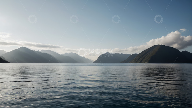 高清大图下载【趣麦麦图】平静湖面与远处山峦景观