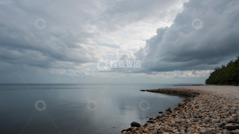 高清大图下载【趣麦麦图】海边卵石滩与阴沉天空景观