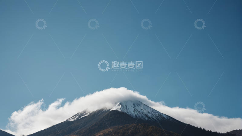 高清大图下载【趣麦麦图】雪山山顶被白云环绕景观