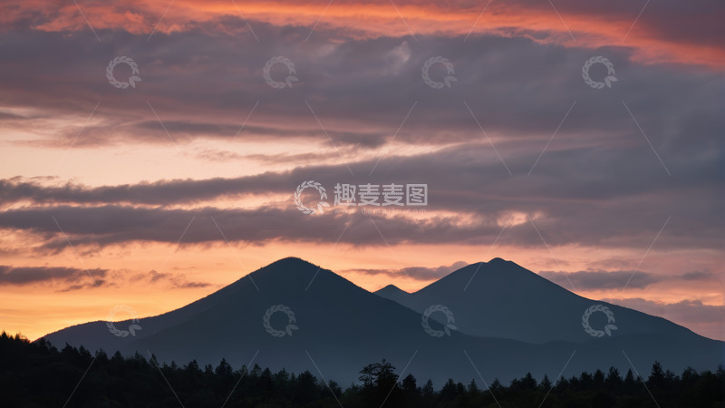 高清大图下载【趣麦麦图】日落时分的山脉与云霞景观