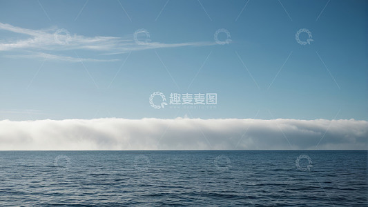 海面上方蓝天与层叠云层
