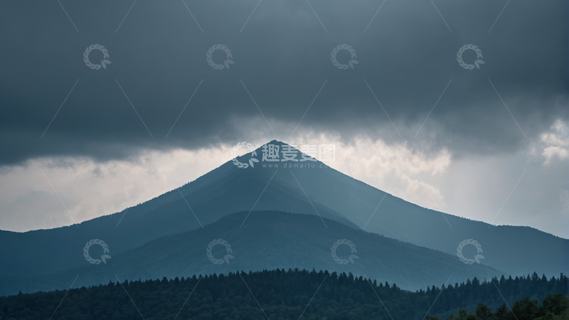 高清大图下载【趣麦麦图】乌云笼罩下的山脉与森林景观