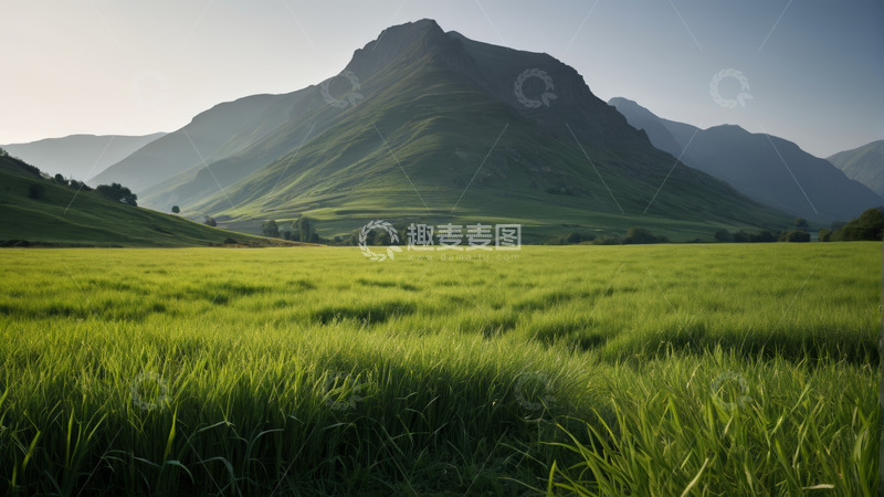 高清大图下载【趣麦麦图】绿色草原与远处山峦景观