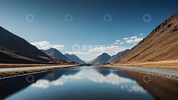 山间公路旁平静水域风景
