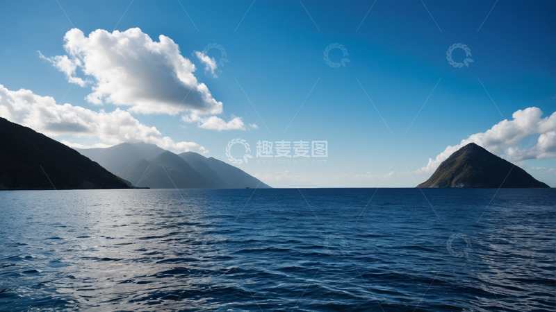 高清大图下载【趣麦麦图】蓝天白云下的海洋与远山景观