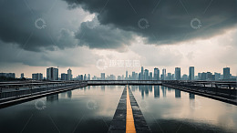 城市高楼与积水路面景象