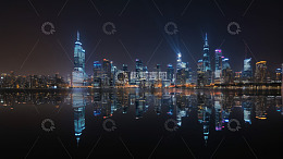 城市夜景摩天大楼湖面倒影