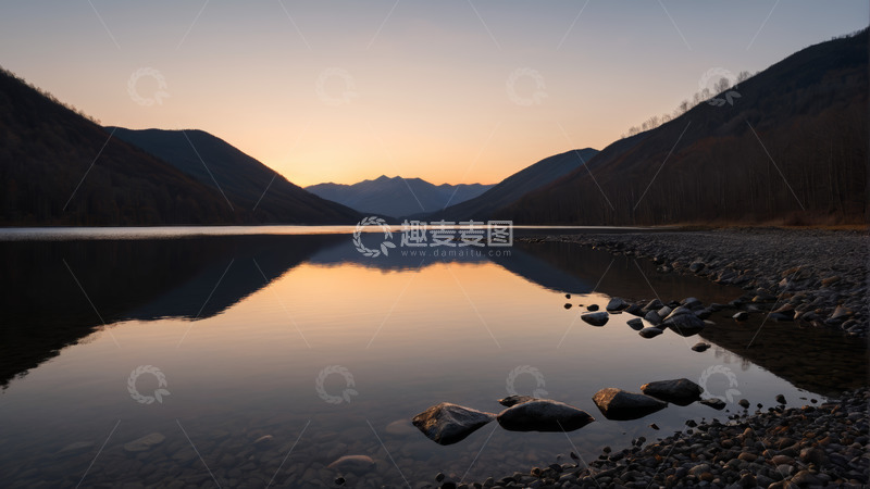 高清大图下载【趣麦麦图】山间湖泊日落静谧景象