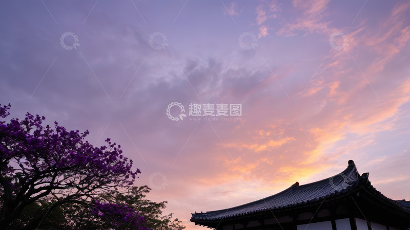 高清大图下载【趣麦麦图】古建筑与晚霞下盛开的紫花