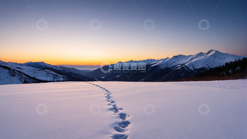 高清大图下载【趣麦麦图】雪中山景与延伸的脚印