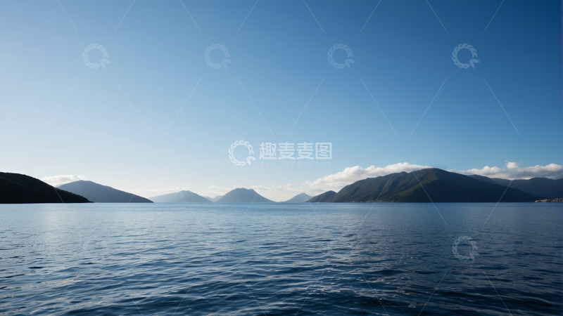 高清大图下载【趣麦麦图】平静湖面与远处山峦风景