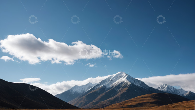 高清大图下载【趣麦麦图】蓝天白云下的雪山与山丘景观