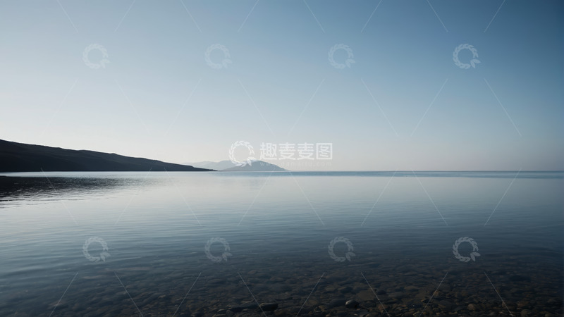 高清大图下载【趣麦麦图】平静湖面与远处山峦景观