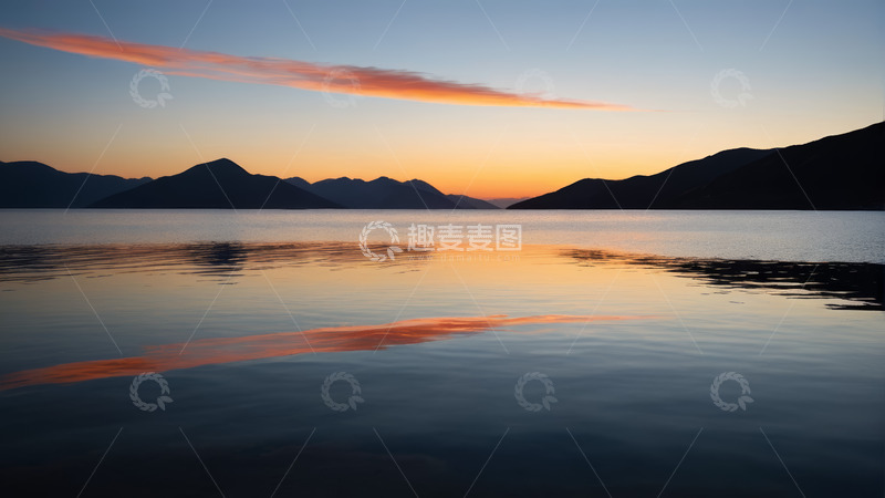 高清大图下载【趣麦麦图】夕阳下平静湖面与远山景色