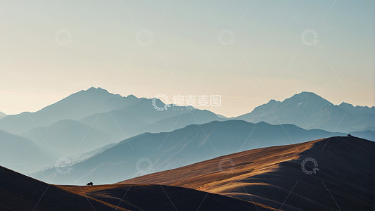 远山与丘陵的自然风光